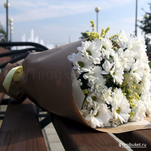 # 606 Букет из 5 ромашковых хризантем в крафте