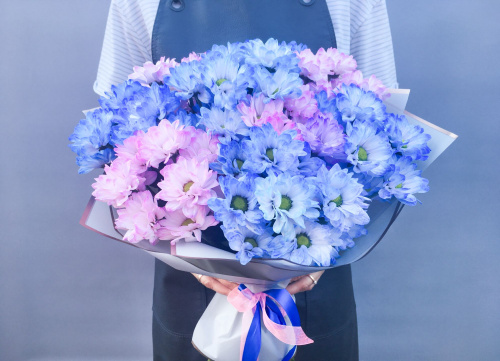 # 301 Букет из 9 ромашковых крашеных хризантем в сине-розовой гамме