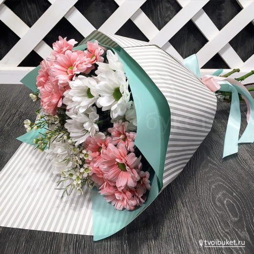# 98 Букет из кустовых хризантем в полосатом крафте