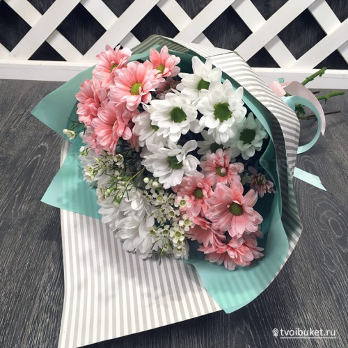 # 98 Букет из кустовых хризантем в полосатом крафте