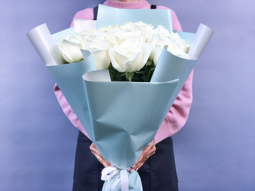 #684 Букет 25 белых роз 70см в упаковке